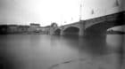 Unser Praktikant hat die Rheinbrücke mit einer Schachtel fotografiert. Belichtungszeit: 30 Minuten.