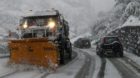 Ein Schneepflug raeumt am Samstag, 8. Oktober 2011 den Schnee in der Schoellenenschlucht zwischen Andermatt und Goeschenen vo