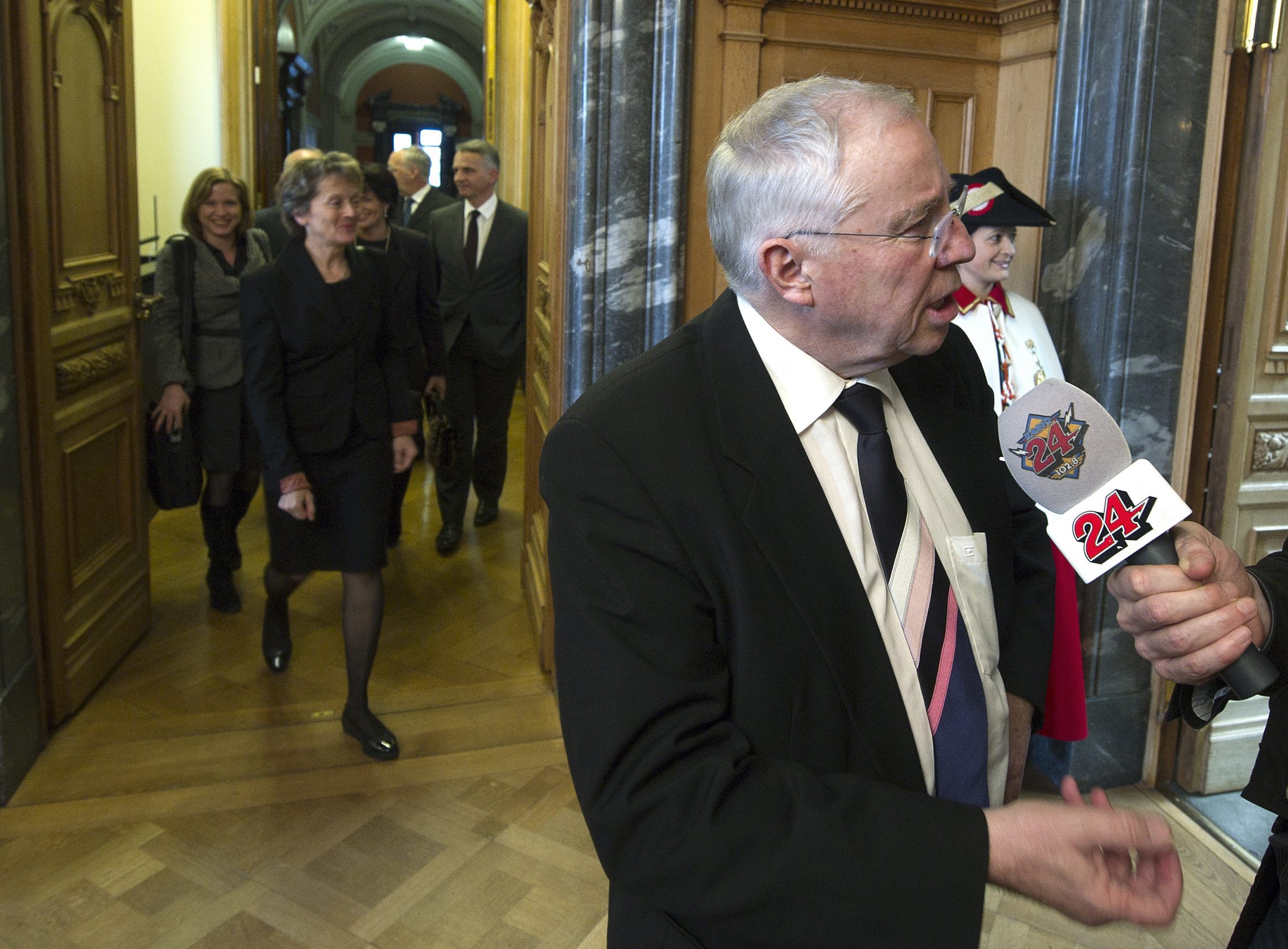 Alt und neu. Eveline Widmer-Schlumpf (im Hintergrund) und Christoph Blocher (im Vordergrund).