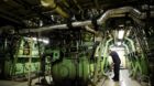 Im Maschinenraum stehen fünf V-12-Schiffmotoren, die Stromgeneratoren antreiben. Diese wiederum liefern die Kraft für die v