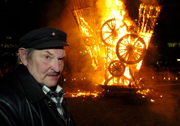 Bernhard Luginbühl bei der Verbrennung einer seiner Skulpturen im Park des Museum Tinguely in Basel 2004.