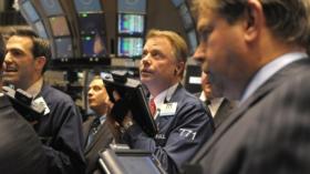 epa03029601 Traders work on the floor of the New York Stock Exchange (NYSE) in New York, New York, USA, 09 December 2011. Rep