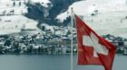 Die Sicht von Oberwilen, mit der Schweizerfahne im Vordergrund, ueber den Sarnersee nach Sachseln, Kanton Obwalden am Montag