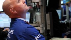 epa02929930 A trader works on the floor of the New York Stock Exchange before the Closing Bell in New York, New York, USA, 22