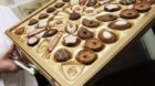 Eine Dame praesentiert Pralinen von Lindt und Spruengli, vor der Bilanzmedienkonferenz, am Dienstag, 15. Maerz 2011, in Kilch