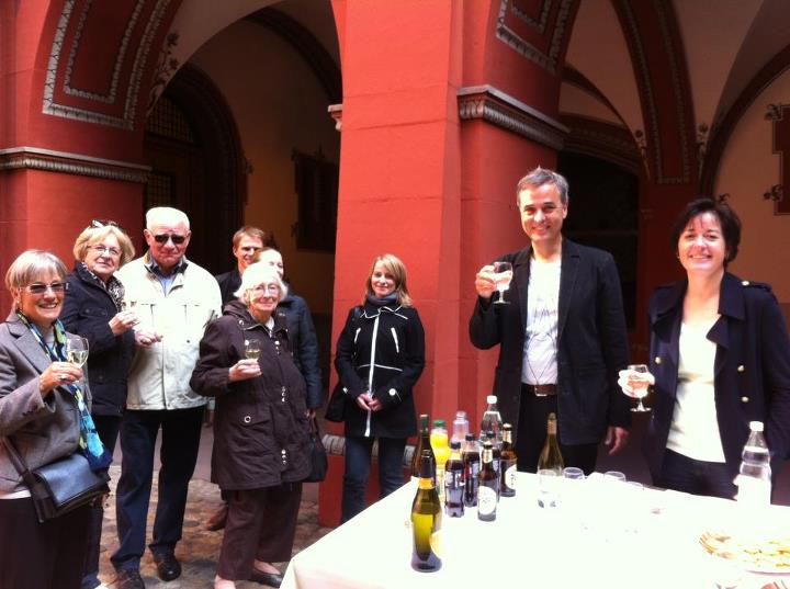 Staatsschreiberin Barbara Schüpbach, Regierungspräsident Guy Morin  und Gäste (von rechts) beim Spontan-Apéro im Rathaushof.