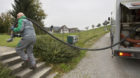 Der Mitarbeiter des Transportunternehmens Traveco AG, Herr Schindler, zieht am 25. Oktober 2007 einen Tankschlauch zu einer L