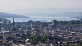 Blick auf die Stadt Zuerich und den Zuerichsee vom Swiss Prime Tower aus am Mittwoch, 7. Juli 2010. (KEYSTONE/Alessandro Dell