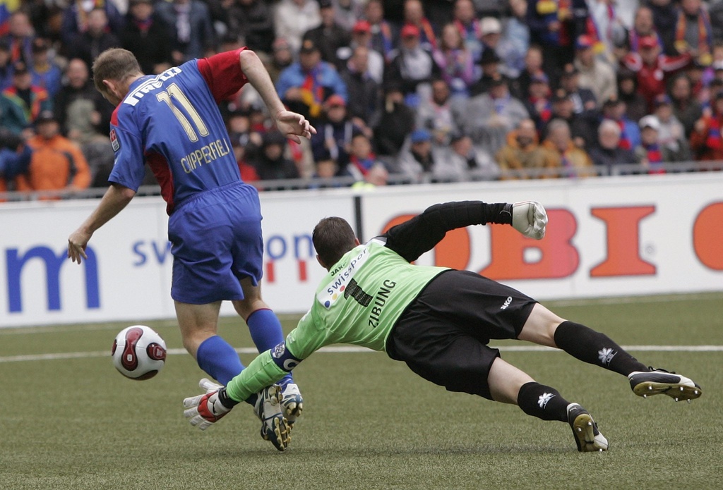 Der Basler Scott Chipperfield, links, wird vom Luzerner Goalie David Zibung gefoult, was mit einem Penalty bestraft wird, im Fussball Cupfinal zwischen dem FC Basel und dem FC Luzern am Montag, 28. Mai 2007 im Stade de Suisse Wankdorf in Bern. Dank des Pe
