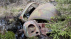 VW Käfer gehören noch zu den neueren Automodellen, die hier im Wald liegen.