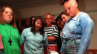 Die 13-jaehrige Julia beim Wiegen (86 kg) im Adipositas-Zentrum bei Berchtesgaden am 24. Aug. 1993. Die zunehmende Fettleibig