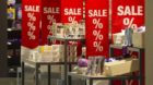 Schilder mit dem Schriftzug "Sale" signalisieren den Ausverkauf, in einem Laden im Glattzentrum, am Donnerstag, 29. Dezember