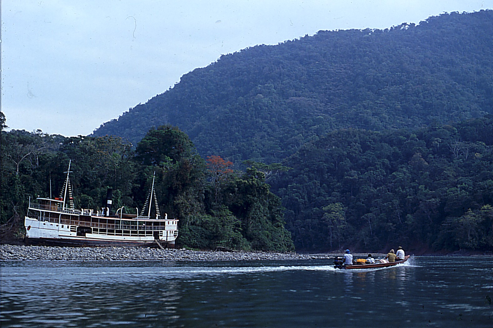 Auf einem Kiesbett entdeckten Häring und sein Team die legendäre «Molly Aida», die ein Jahr zuvor in «Fitzcarraldo» mit Klaus Kinski eine Hauptrolle gespielt hatte. Das Shell-Team nutzte das Schiff als Funkstation.