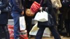 Des gens s'affairent a acheter les derniers cadeaux a mettre sous le sapin de noel, ce samedi 22 decembre 2012 a Geneve. (KEY