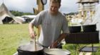 Ein Pfadfinder kocht fuer seine Gruppe, im Kantonalen Pfadfinderlager St.Gallen und Appenzell am Freitag, 20. Juli 2012 in N
