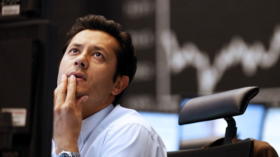 Ein Haendler schaut am Dienstag (12.07.11) im frueheren Parketthandelssaal der Deutschen Boerse in Frankfurt am Main vor der