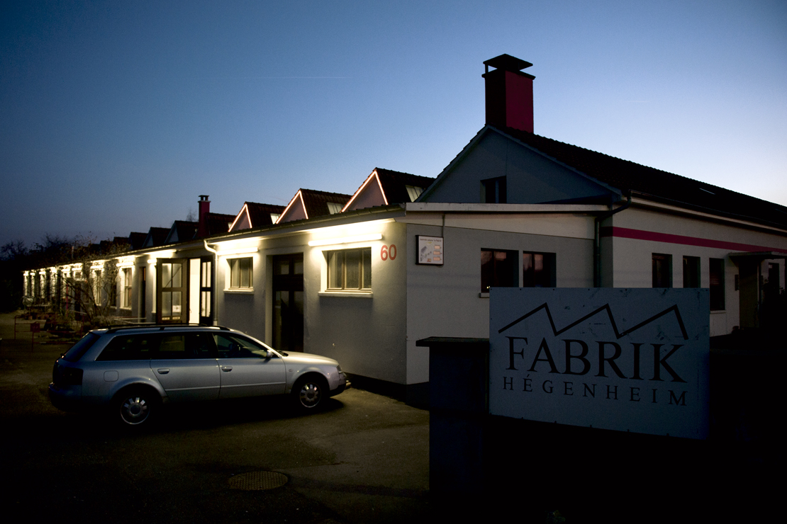 Eine kleine Enklave der Kunst fernab der städtischen Hektik: Die «Fabrik Culture» in Hégenheim bietet Raum für Ateliers, Ausstellungen und ein Theater.