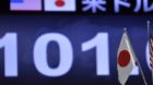 epa03694095 A monitor displays the current exchange rate of the Japanese yen against the US dollar at a foreign exchange brok