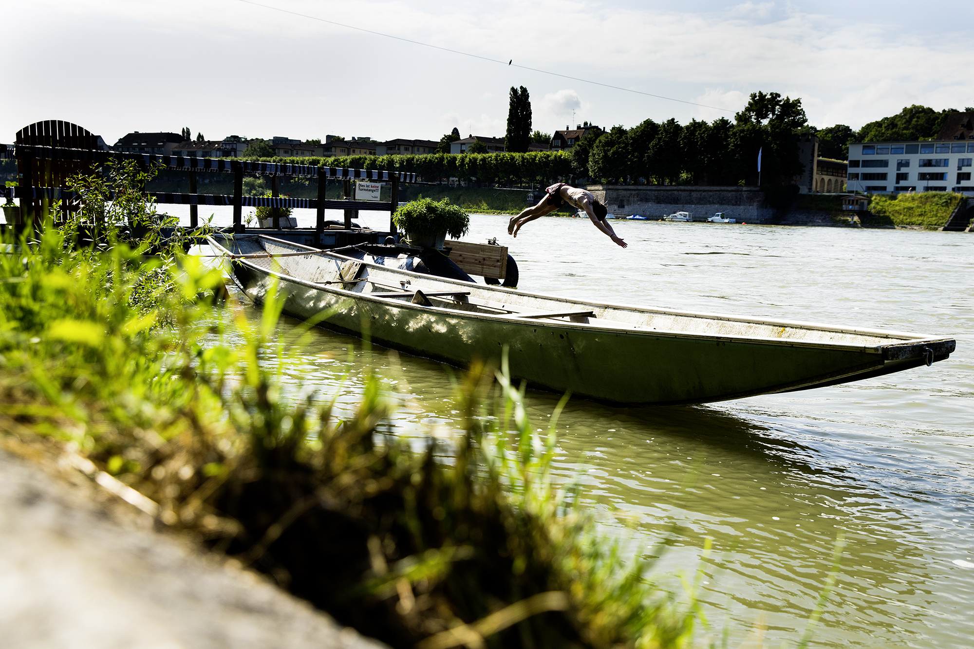 Kühlt ab und kostet nichts: Der Sprung in den Rhein.