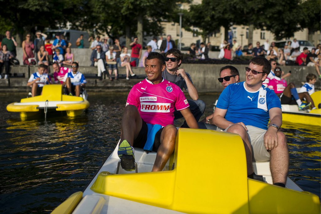 GCZ Spieler Johan Vonlanthen, vorne links, faehrt mit Fans auf dem Pedalo an der Medienkonferenz zur GC-Trikotpraesentation 2013/14 am Donnerstag, 11. Juli 2013 im Lago in Zuerich. (KEYSTONE/Ennio Leanza)