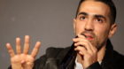 Der deutsche Rapper Bushido gestikuliert am Montag (17.10.11) in Berlin auf einer Pressekonferenz. Gemeinsam mit dem Rapper S