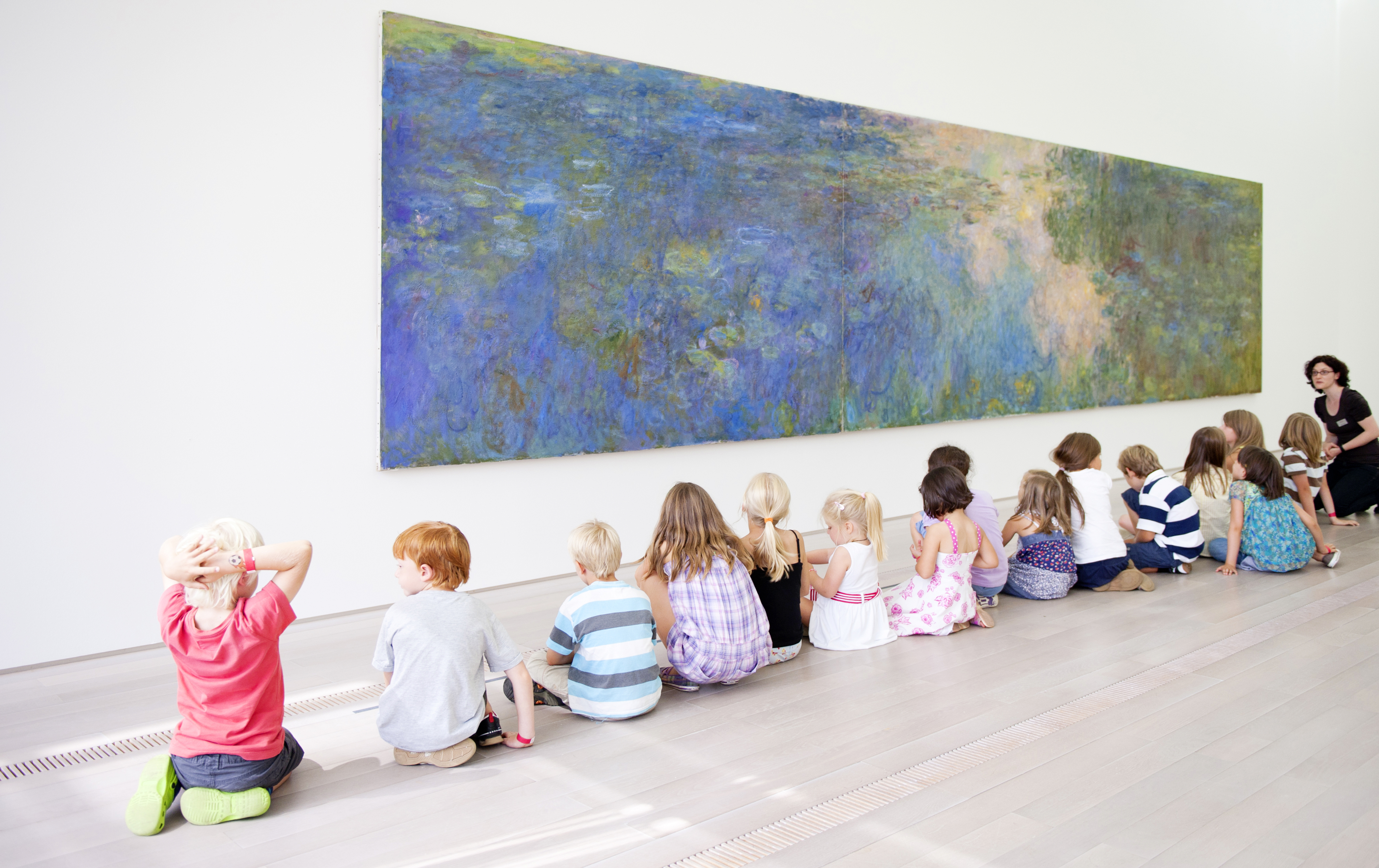 Jede Führung ist anders, jede Gruppe auch, was die Arbeit von Kunstvermittlern spannend, aber auch anspruchsvoll macht. Im Bild: Kinderführung in der Fondation Beyeler.