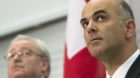 Bundesrat Alain Berset, rechts, und Juerg Brechbuehl, Direktor Bundesamt fuer Sozialversicherungen sprechen an einer Medienko