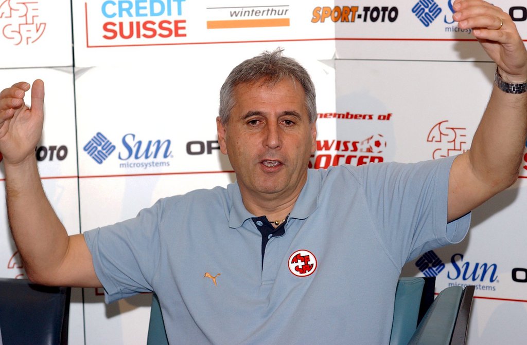 Gute Figur unter dem Schriftzug des Sponsors: Bernard Challandes 2002 in Basel.