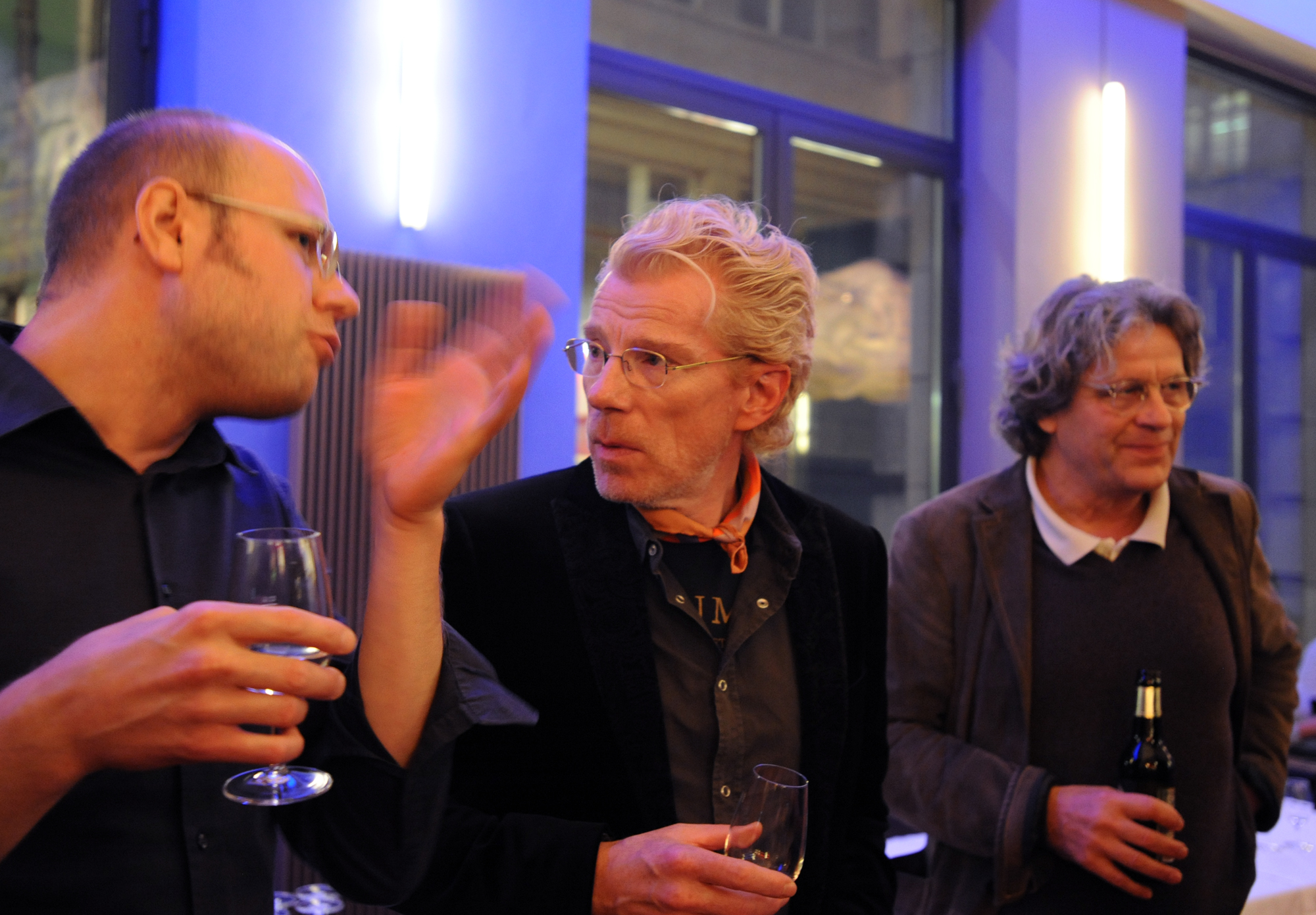 Tobias Faust im Gespräch mit Michael Theurillat, dem Delegierten des Verwaltungsrates. Dahinter steht Stiftungsrat Nicolas Ryhiner.