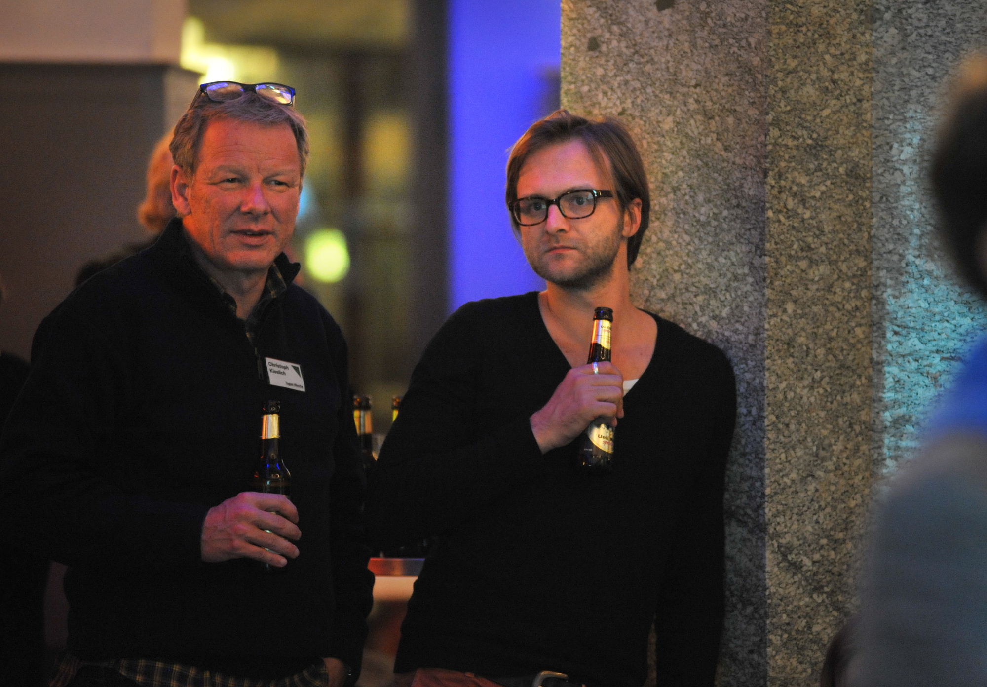 Christoph Kieslich und Philip Loser aus der Redaktion beobachten das Geschehen.