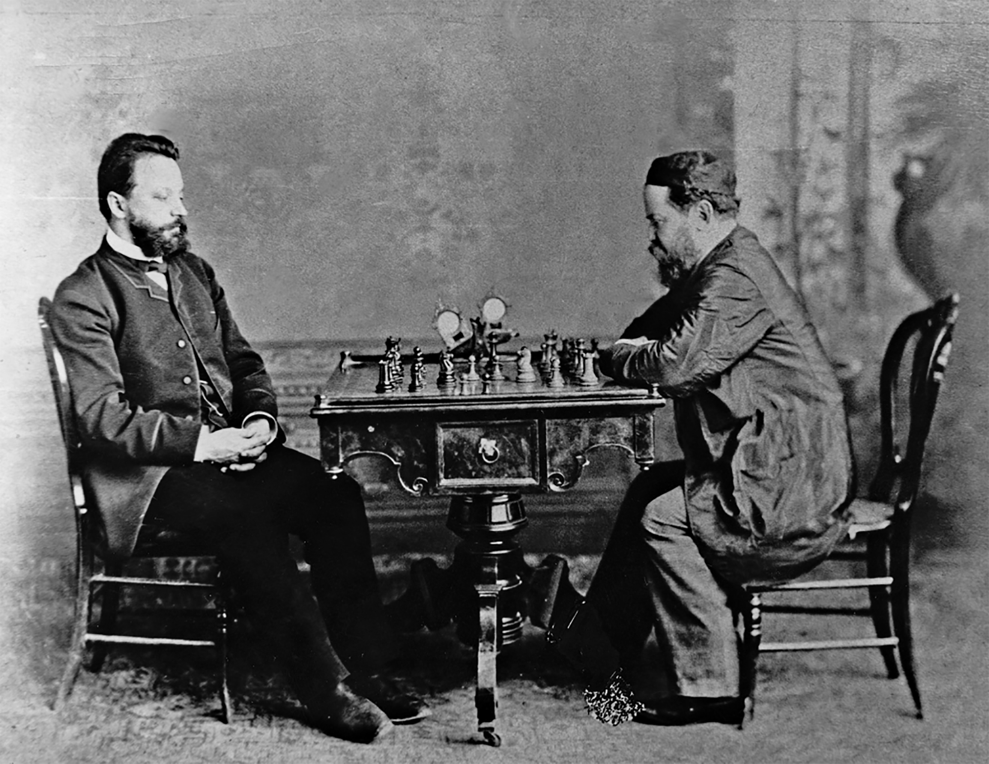 Der erste Weltmeister: Wilhelm Steinitz, hier 1880 in Havanna am Brett mit Michail Tschigorin.