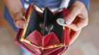 A woman holds her open purse in her hands, pictured on June 10, 2009 in Zurich, Switzerland. (KEYSTONE/Gatean Bally)
Eine Fr