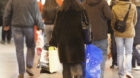 Eine Frau mit Einkaufstueten geht am 14. Dezember 2007 durch eine Strasse in Essen. Der Einzelhandel in Deutschland hat 2007