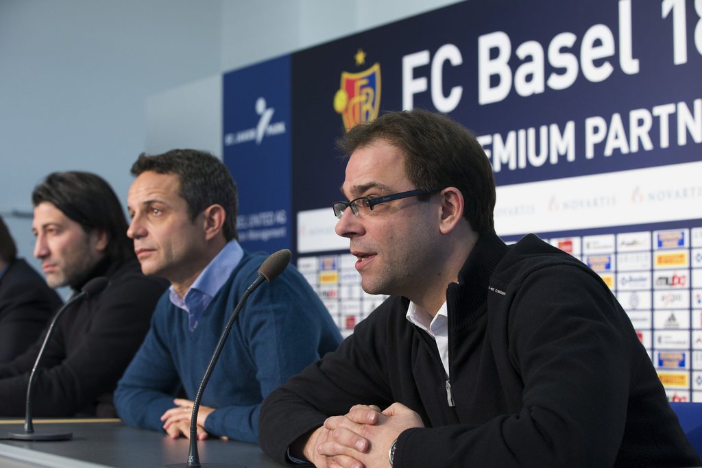 Georg Heitz, Sportdirektor FC Basel, rechts, referiert neben Bernhard Heusler, Praesident FC Basel, Mitte, und Trainer Murat Yakin, links, anlaesslich der Medienkonferenz zur Bilanz der ersten Saisonhaelfte des FC Basel, am Montag, 10. Dezember 2012, im S