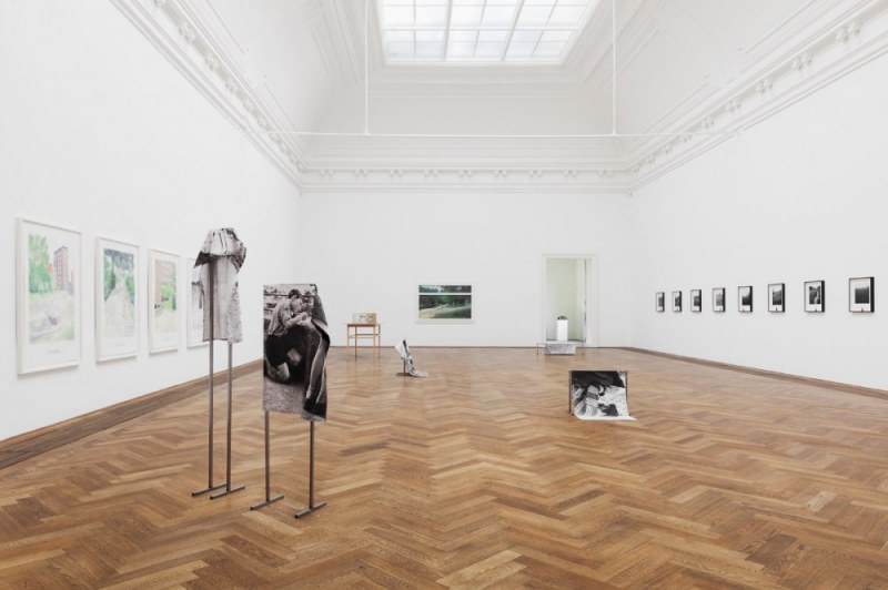 Blick in den Oberlichtsaal der Kunsthalle Basel mit Gina Follys Werk im Vordergrund. Foto: Gunnar Meier