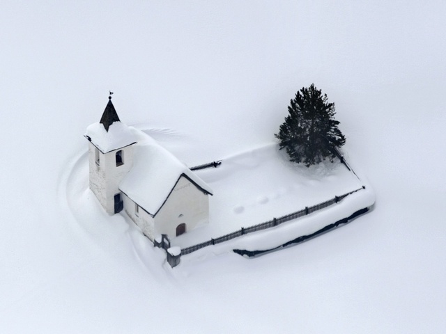 Die Kirche der Walsersiedlung Jenisberg bei Davos war im Januar 2012 noch tief verschneit (Symbolbild)