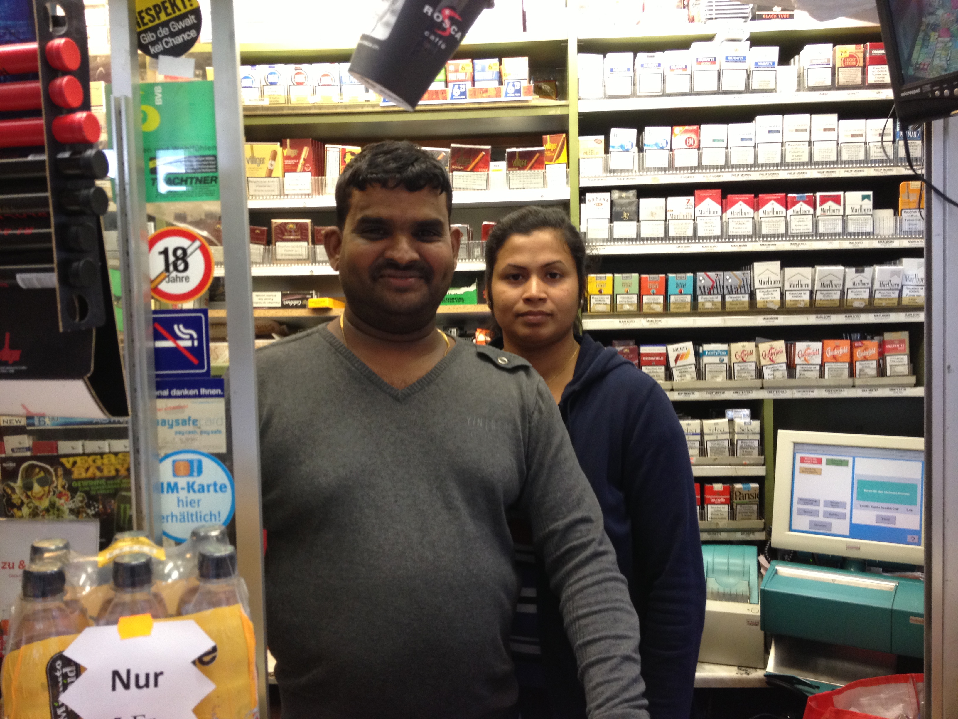 Happy End für Iyampillai Chandrakumarer und seine Frau Kalpana. Sie dürfen ihren Kiosk am Kannenfeldplatz behalten.