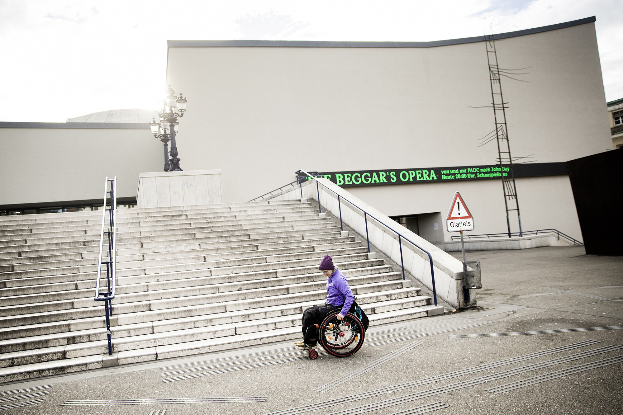 Architektonische Bankrotterklärung: Sonja Häsler vor dem Theater Basel.