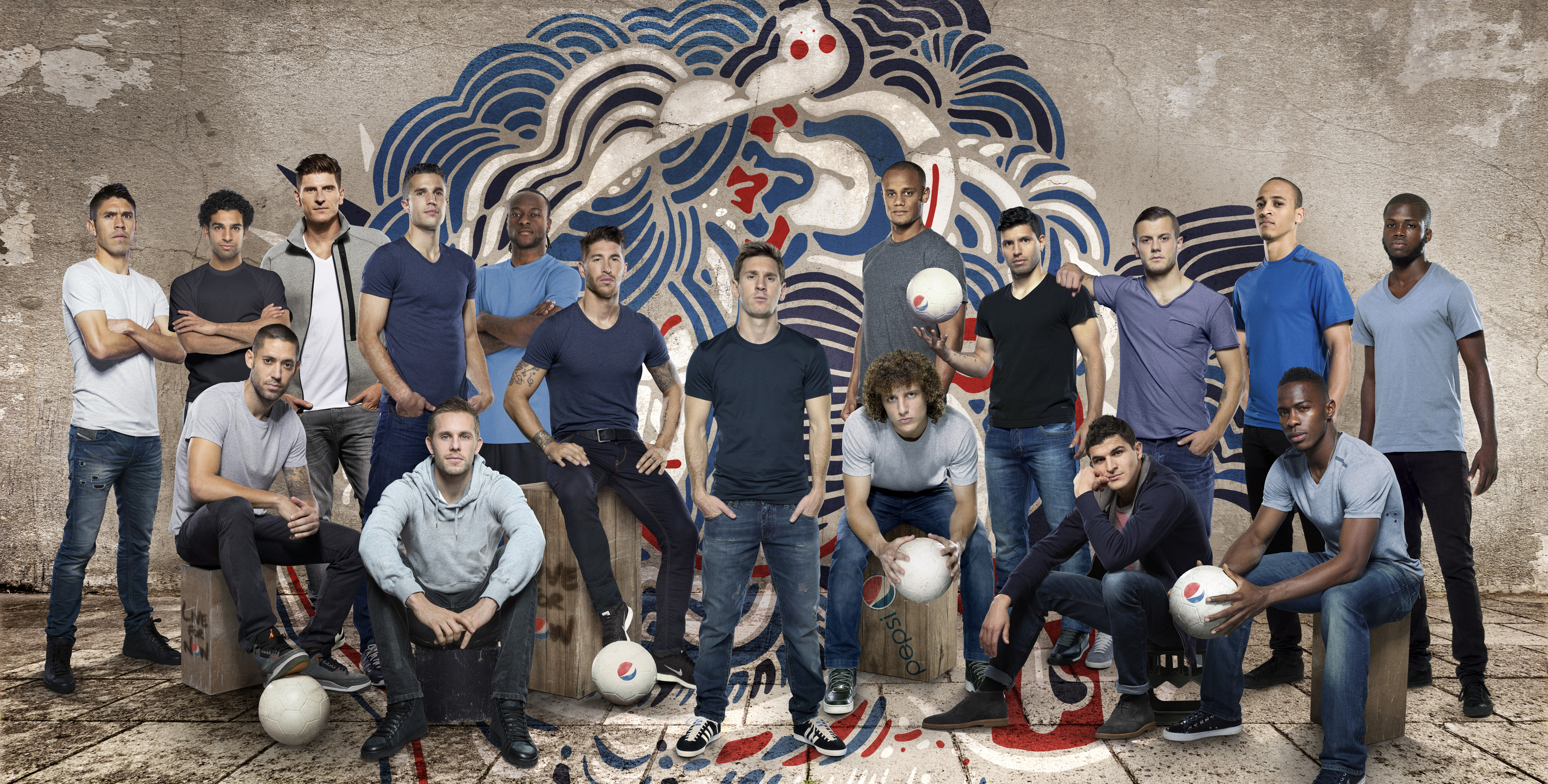 Mohamed Salah (Zweiter von links) im Kreis einer prominenten Auswahl, die der Getränkehersteller Pepsi für seine globale Kampagne zusammengestellt hat. Im Zentrum: Lionel Messi.