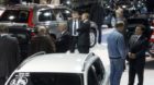 Potentielle Autokaeufer begutachten Neuwagen an der Auto Zuerich Messe am Sonntag, 8. November 2009 in Zuerich. (KEYSTONE/Ale