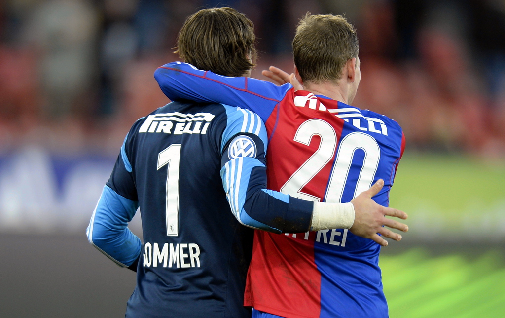Der Basler Penalty Held, Torhueter Yann Sommer, links, umarmt von Fabian Frei, rechts, beim Fussball Meisterschaftsspiel der Super League zwischen dem Grasshopper Club Zuerich und dem FC Basel am Sonntag, 23. Februar 2014, im Letzigrund Stadion in Zuerich