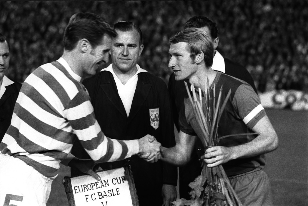 Der FC Basel im Europacup der Meister gegen Celtic Glasgow im St. Jakob Stadion in Basel am 17. September 1969. FCB Captain Karl Odermatt, rechts, und der Captain des schottischen Meisters McNeill bei der Begruessung vor dem Spiel. Der FC Basel spielt vor