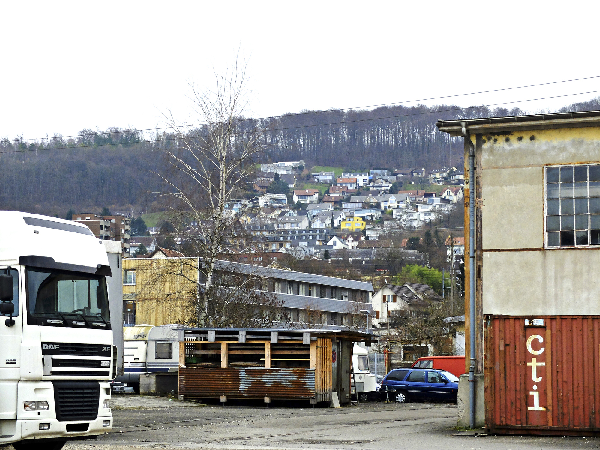 Einfamilienhaus-Idyll mit tristem Ausblick: Das ABB-Areal in Arlesheim ist heute eine Industriebrache.