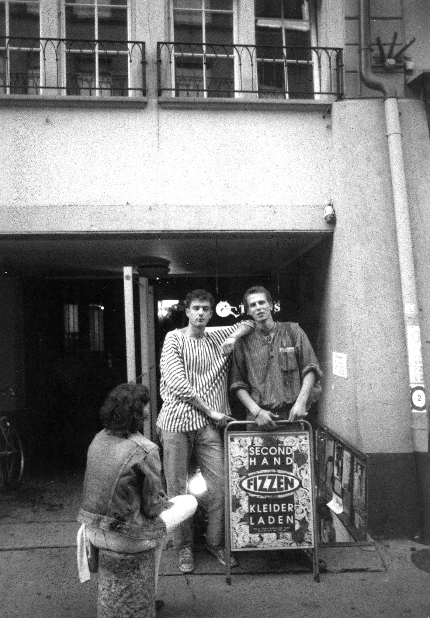 Die Gebrüder Masshardt am Tag der Eröffnung 1992 vor dem ersten Fizzen in Bern. 