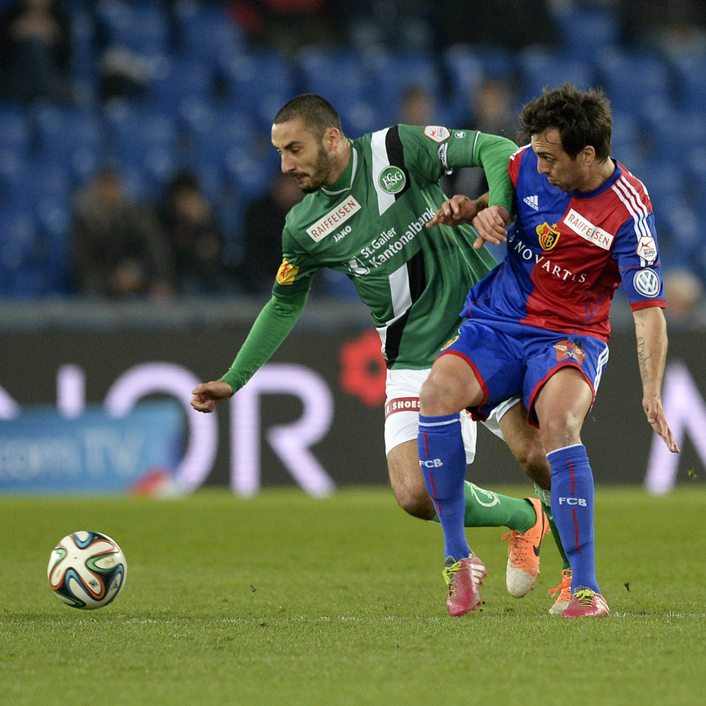 Der St. Galler Stephane Nater, links, im Kampf um den Ball gegen den Basler Matias Delgado, rechts, im Fussball Meisterschaftsspiel der Super League zwischen dem FC Basel und dem FC St. Gallen, im Stadion St. Jakob-Park in Basel, am Samstag, 8. Maerz 2014