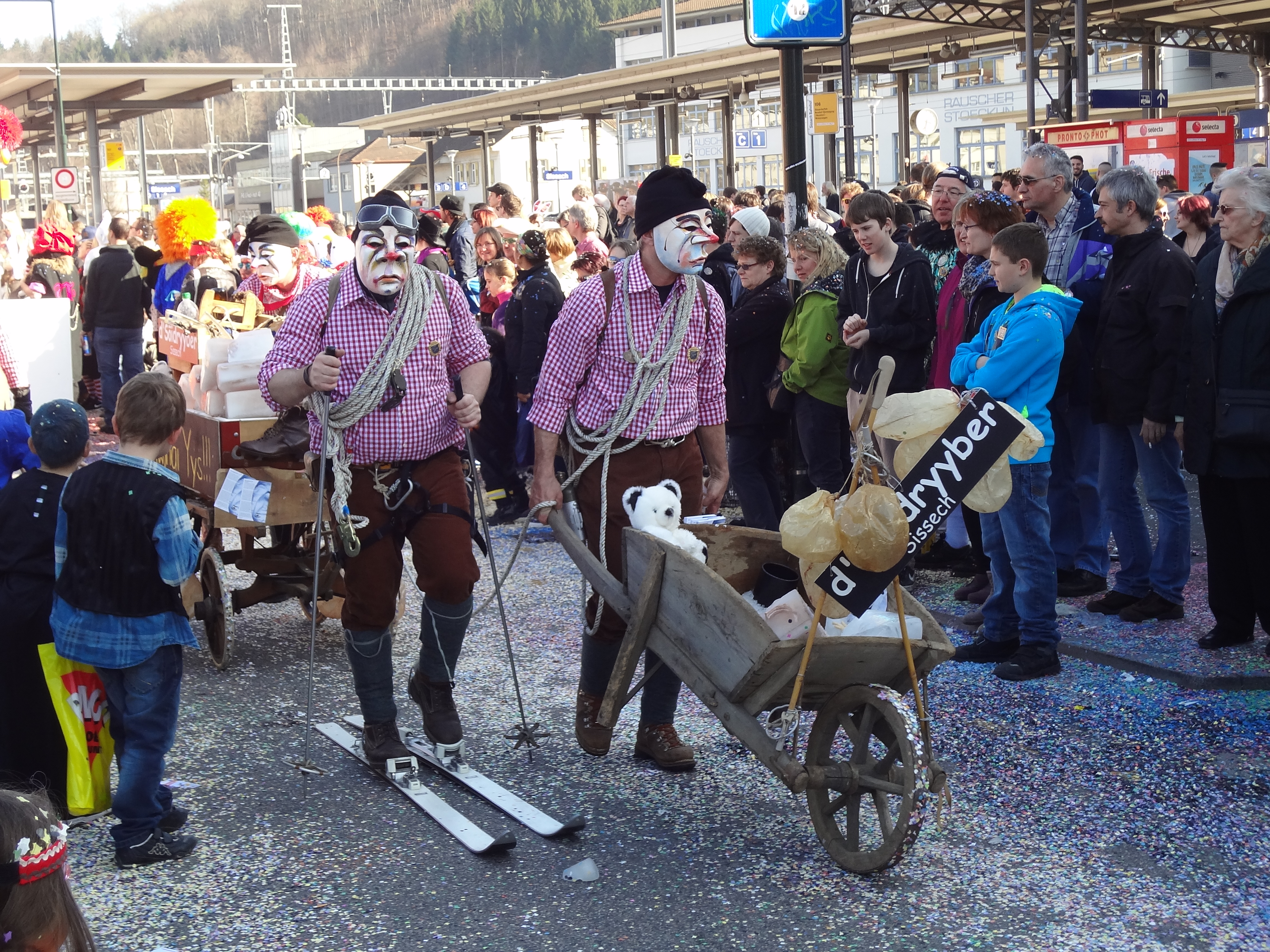 Wo gehts hier zur Loipe? - Volkssportler an der Sissacher Fasnacht 2014