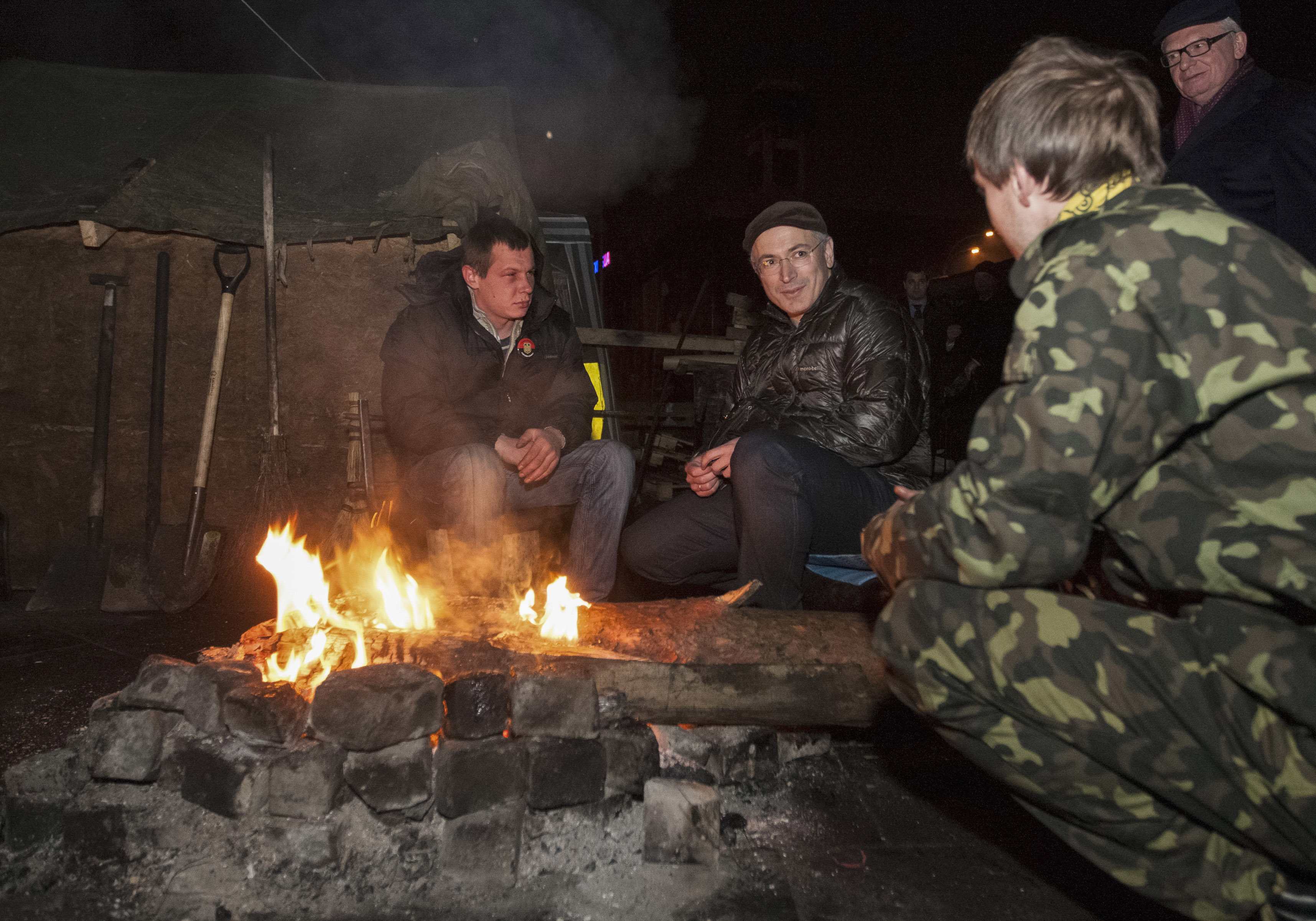 Russian former oil tycoon Mikhail Khodorkovsky (C) speaks with members of the Maidan self-defense battalion during his visit in Kiev March 8, 2014. U.S. Secretary of State John Kerry told Russian Foreign Minister Sergei Lavrov in a telephone call on Satur