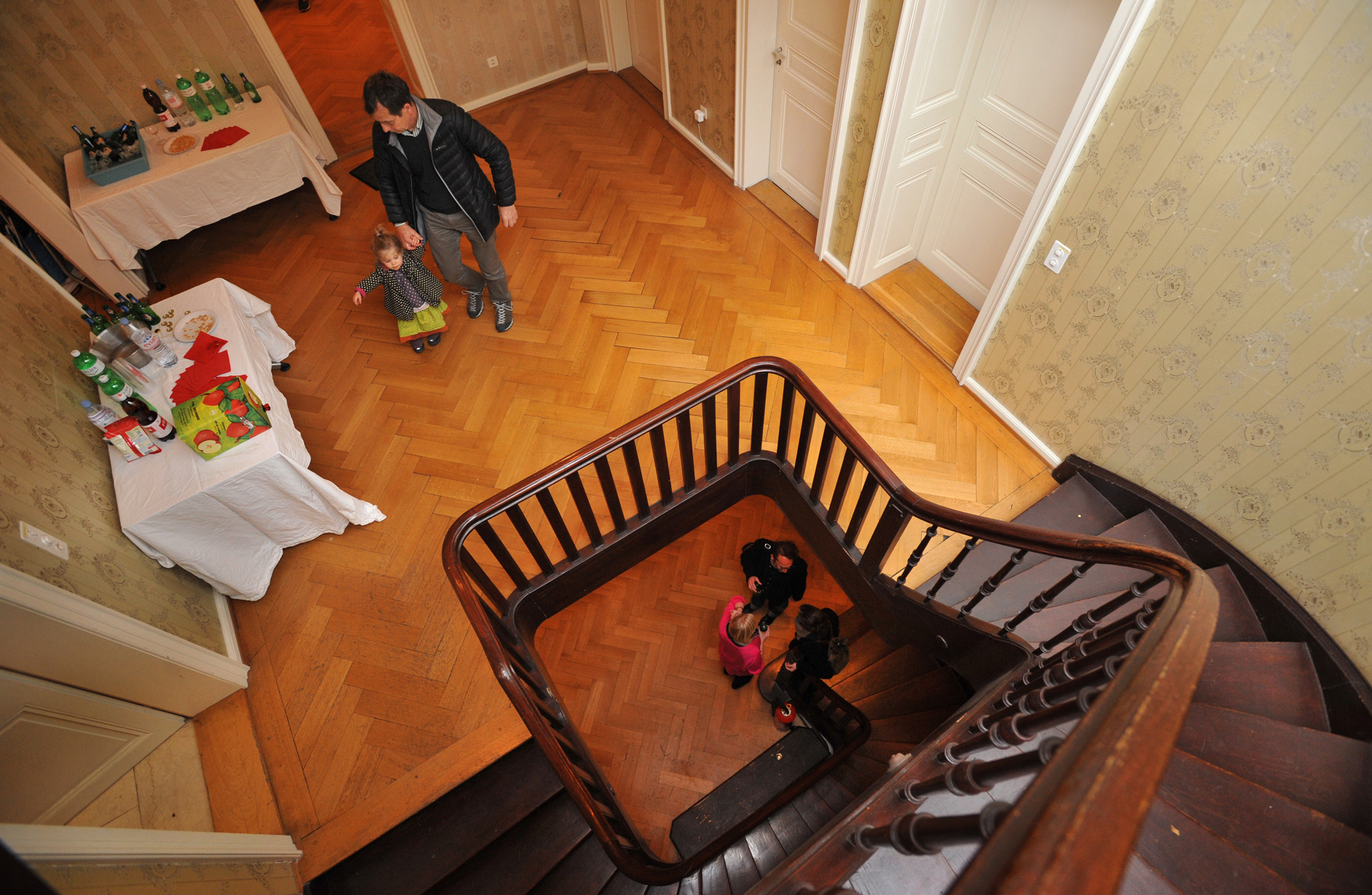 Der Blick aus dem zweiten Stock der Villa fällt hinunter in die Eingangshalle.