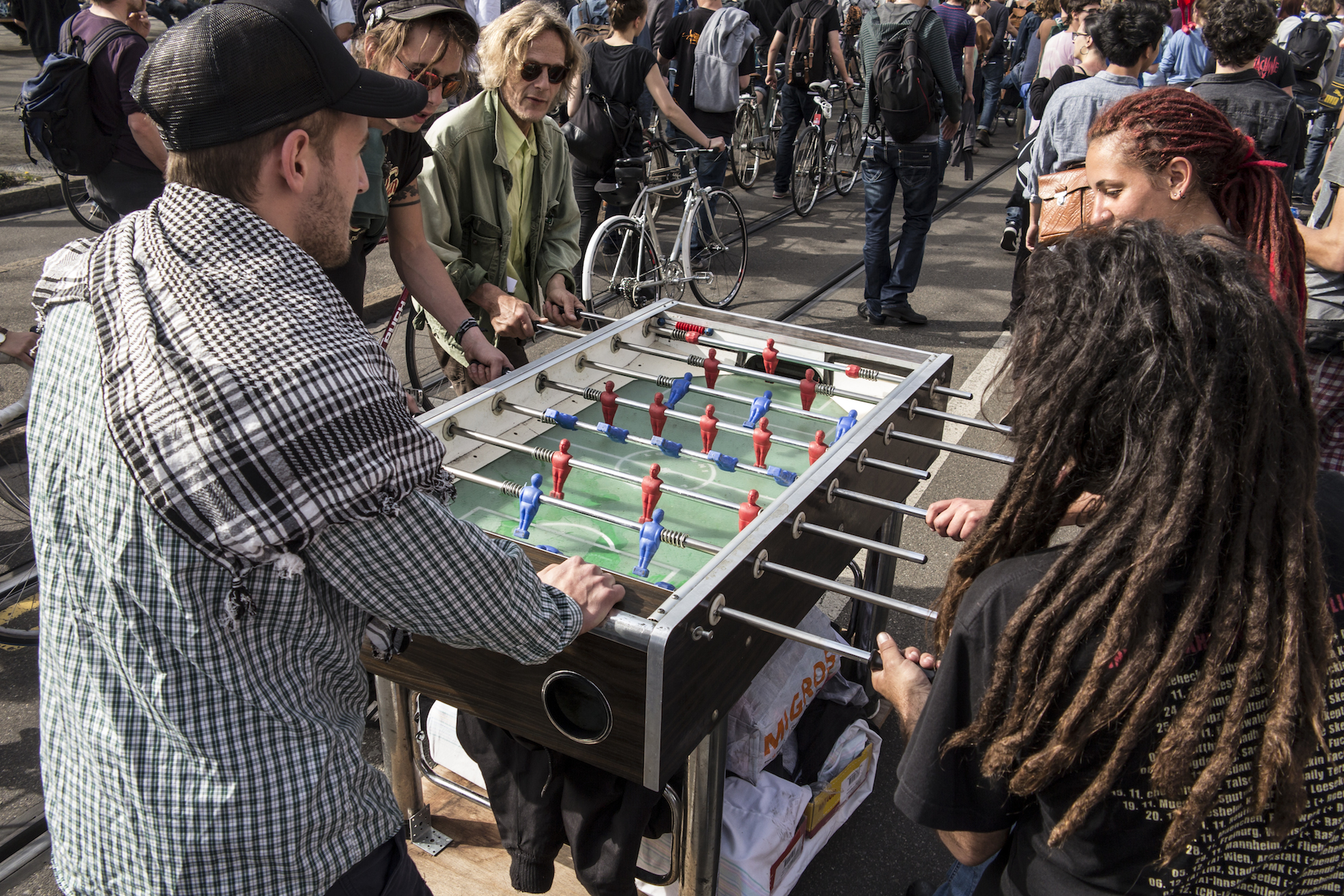 Sogar einen Döggelikasten gabs – als Anlehnung an die Idee der Regierung, den Wagenplatz einem Fussballplatz weichen zu lassen.