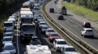 Stau auf der Autobahn A2 bei Sempach zwischen Rothenburg und Sursee wegen eines Verkehrsunfalls im Tunnel Eich, am Dienstag,